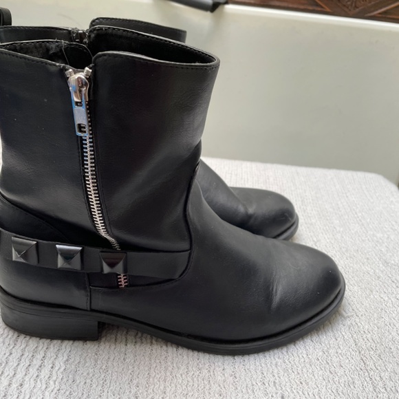 Black studded size 9 wide width booties - Picture 3 of 4